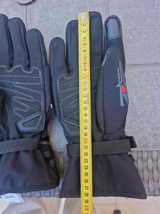 Guantes de moto negros y rojos