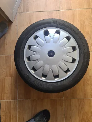 Michelin 205/55 R16 con llantas y tapacubos