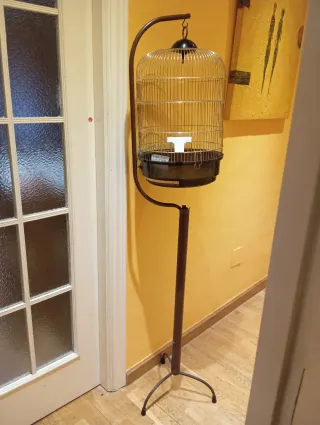 Jaula para pájaros dorada y negra