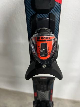 Esquís Rossignol React R8 con fijaciones Look