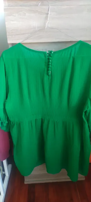 Blusa romántica verde