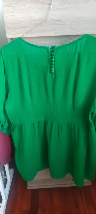 Blusa romántica verde