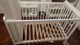 Cuna blanca con colchón y varias alturas