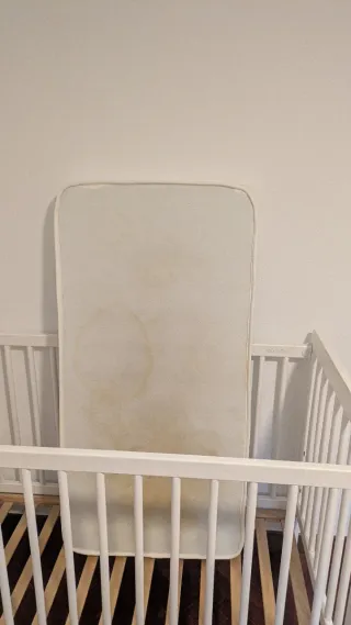 Cuna blanca con colchón y varias alturas