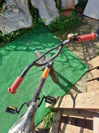 Bicicleta infantil negra y naranja