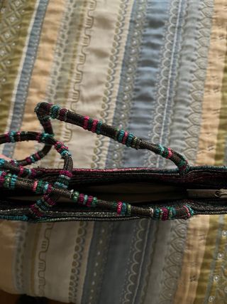 Bolso de mano artesanal con abalorios