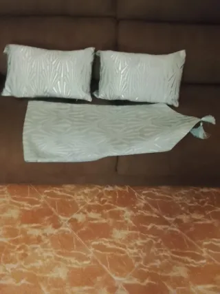 Cojines y camino decorativo beige