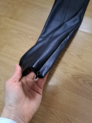 Pantalón efecto piel Zara Talla S