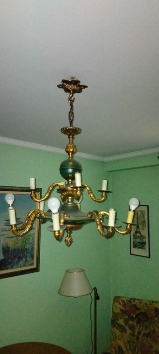 Lámpara de techo dorada y verde