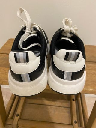 Sneakers negras y blancas de Parfois T36