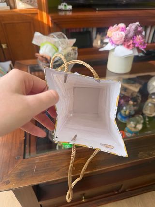 Bolsa de vino mostaza con flores blancas