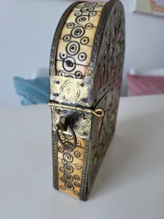 Cofre antiguo latón y hueso decorado antiguo
