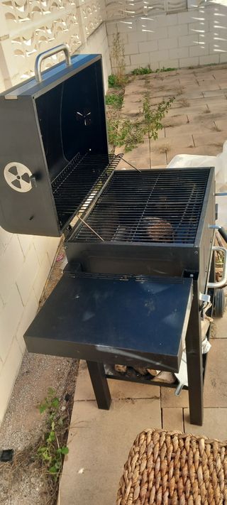 Spettacolare barbecue a carbone di legna