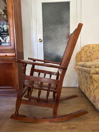Mecedora de madera con asiento de ratán