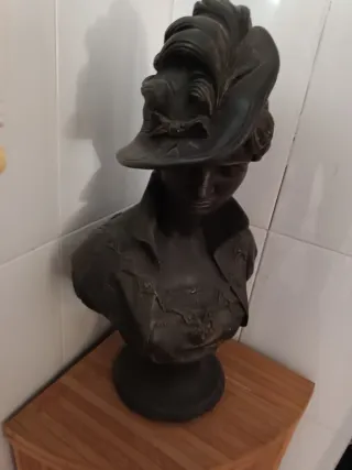 Figura de mujer con sombrero