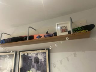 Estantería y mesita con cajones mas Estantes .