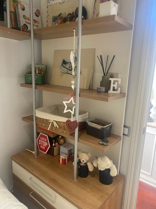 Estantería y mesita con cajones mas Estantes .