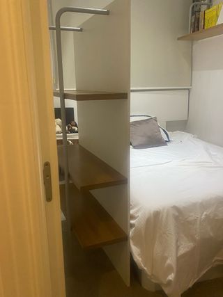 Estantería y mesita con cajones mas Estantes .