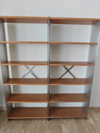 Salón en venta, librerías ,sofás de piel y mesa...