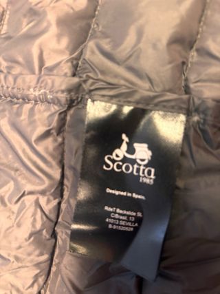 Chaqueta Scotta de plumas con capucha gris
