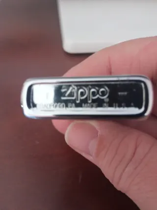 Zippo con logo TB