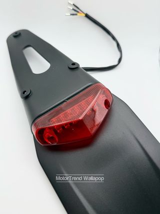 Portamatrículas moto con luz piloto rojo