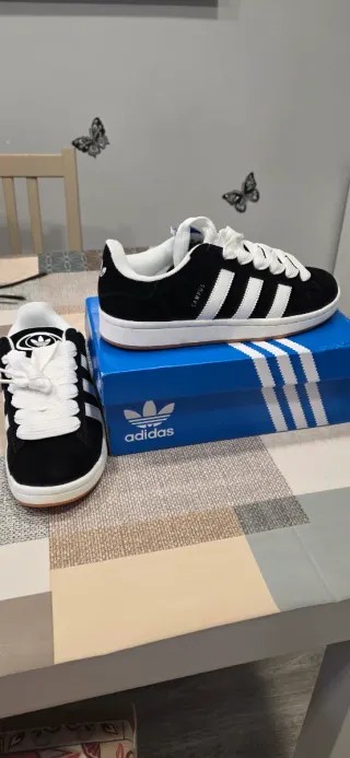 Deportivas Adidas Negras y Blancas