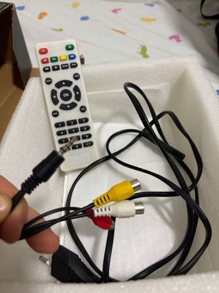 Proyector DBPOWER blanco y soporte techo.