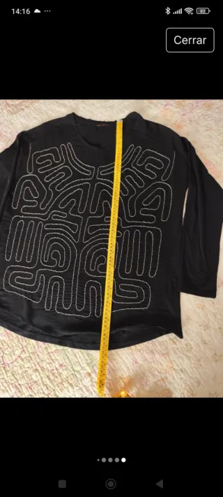 Camiseta negra Yerse estampado geométrico