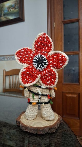 Demogorgon Amigurumi Crochet con Base Madera