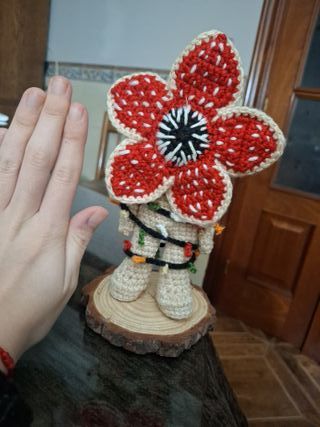 Demogorgon Amigurumi Crochet con Base Madera