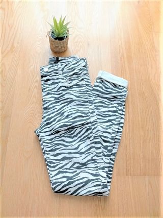 Pantalón pitillo estampado cebra