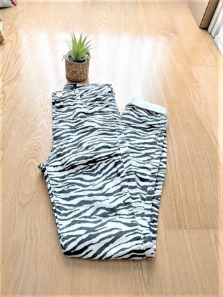 Pantalón pitillo estampado cebra