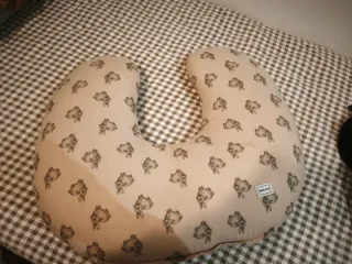 Cojín de lactancia con estampado de conejos