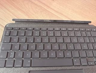 Logitech Combo Touch iPad Air 2022 Teclado