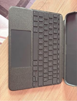 Logitech Combo Touch iPad Air 2022 Teclado