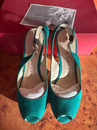 Zapatos de tacón con plataforma dorados y verdes