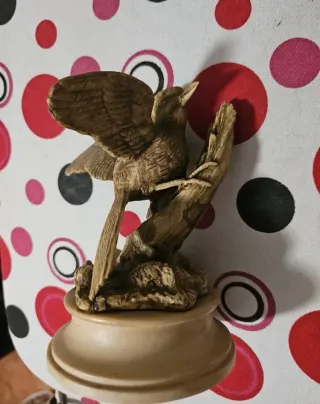 Figura de pájaro en árbol