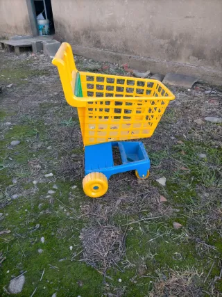 Carro de compra de juguete amarillo y azul