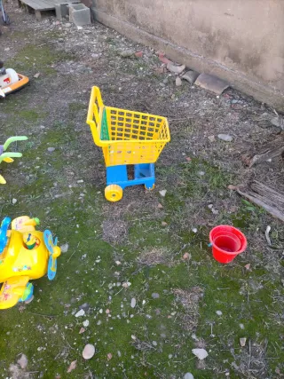 Carro de compra de juguete amarillo y azul