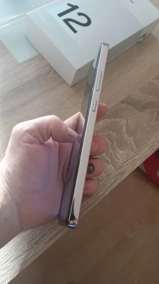 Oppo Reno12 F 5G con funda