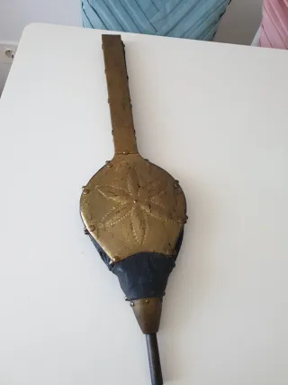 Fuelle de chimenea antiguo decorativo