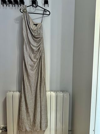 Vestido largo asimétrico dorado David Meister