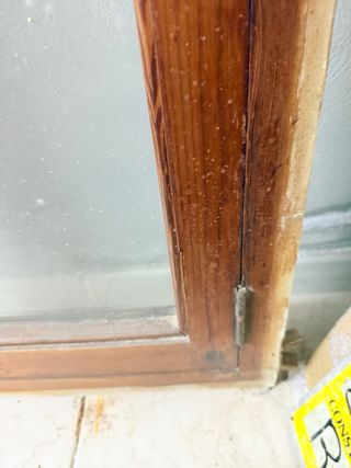 Ventana antigua de madera y cristal