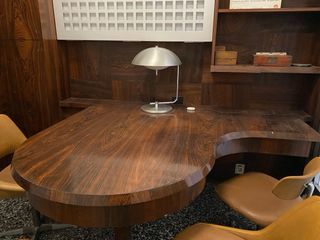 Despacho Mid-Century Modern completo de madera.