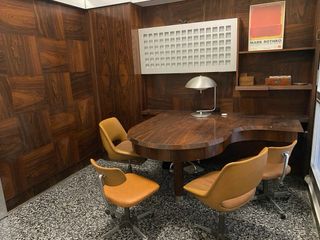 Despacho Mid-Century Modern completo de madera.