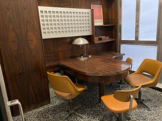 Despacho Mid-Century Modern completo de madera.