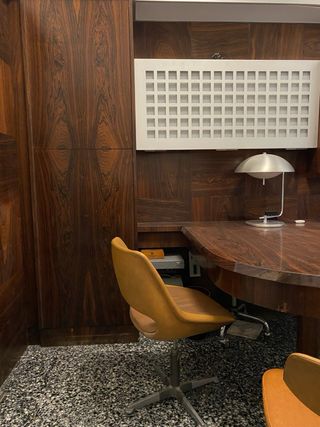 Despacho Mid-Century Modern completo de madera.