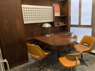 Despacho Mid-Century Modern completo de madera.