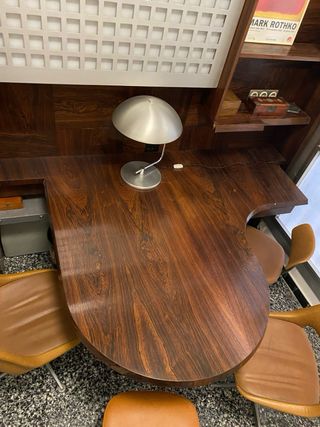 Despacho Mid-Century Modern completo de madera.